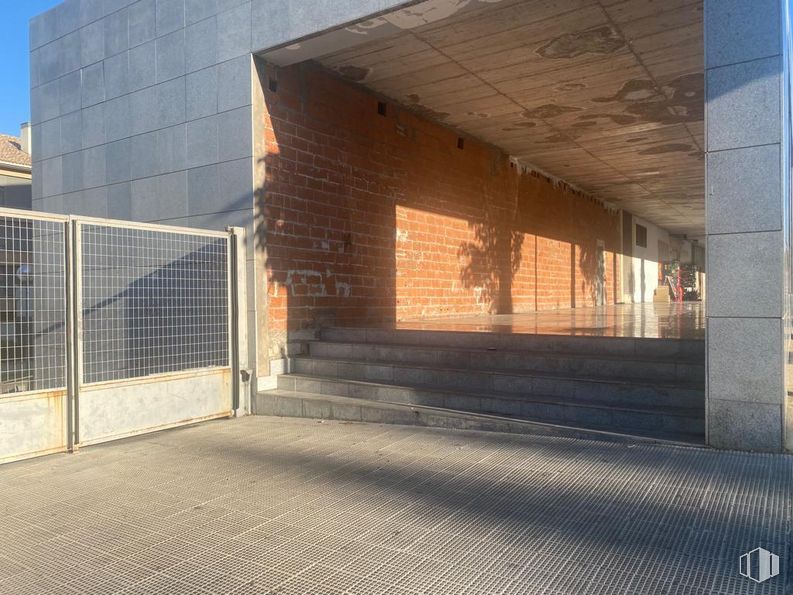 Local en alquiler en Avenida Dehesa, Navalcarnero, Madrid, 28600 con superficie de la carretera, sombra, asfalto, ladrillo, albañilería, pared, madera, material compuesto, fachada y acera alrededor