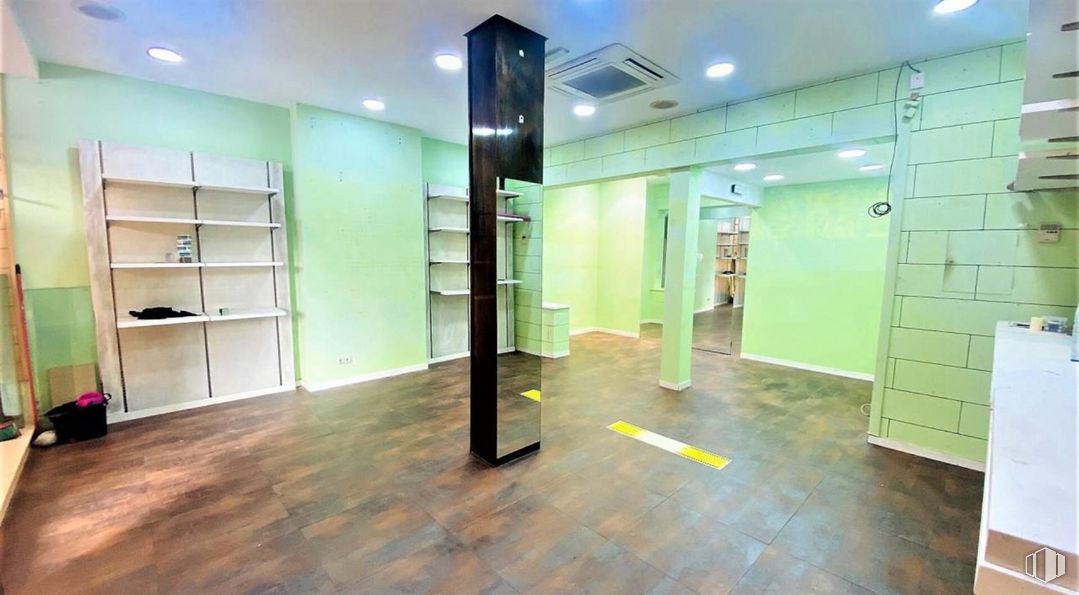 Retail for rent at Zona Palomarejos, Toledo, 45005 with building, wood, interior design, floor, flooring, door, ceiling, fixture, glass and hardwood around