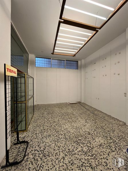 Local en alquiler en Zona Antonio Machado, Moncloa - Aravaca, Madrid, 28035 con lámpara, alumbrado, propiedad, hall, interiorismo, arquitectura, suelos, suelo, pared y accesorio alrededor