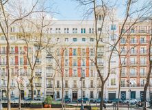 Oficina en alquiler en Paseo Castellana, 10, Salamanca, Madrid, 28046 con durante el día, edificio, ventana, arquitectura, diseño urbano, árbol, cielo, barrio, condominio y bioma alrededor