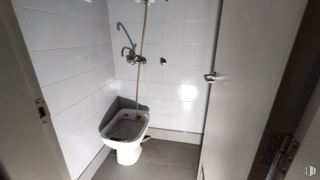 Retail for sale at Calle Carranque, Fuenlabrada, Madrid, 28944 with toilet, toilet seat, plumbing fixture, flooring, floor, bathroom, plumbing, tile, tile flooring and grey around