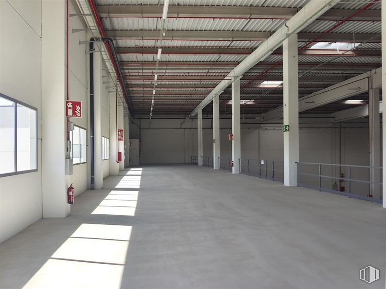 Nave en alquiler en Polígono industrial La Atalayuela, Villa de Vallecas, Madrid, 28031 con ventana, hall, accesorio, suelo, suelos, madera, techo, edificio, haz y hormigón alrededor