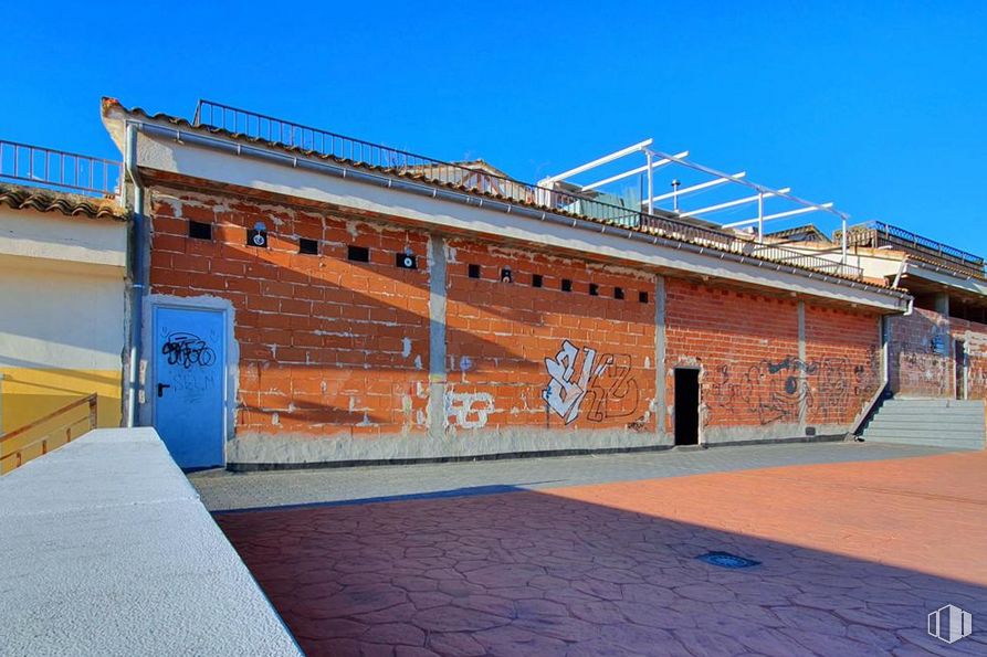 Retail for sale at Avenida Alejandro Rubio, 65, Guadalix de la Sierra, Madrid, 28794 with furniture, building, sky, blue, shade, road surface, brick, asphalt, facade and brickwork around