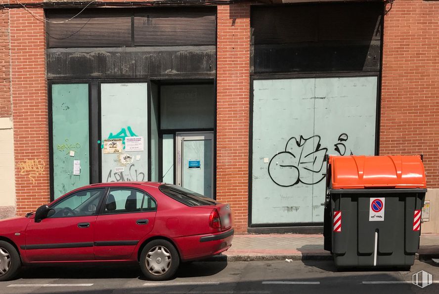 Local en venta en Calle Fragata, Carabanchel, Madrid, 28019 con rueda, coche, neumático, contenedor de basura, luz de estacionamiento, vehículo terrestre, luz de posición lateral, vehículo, edificio y vehículo de motor alrededor