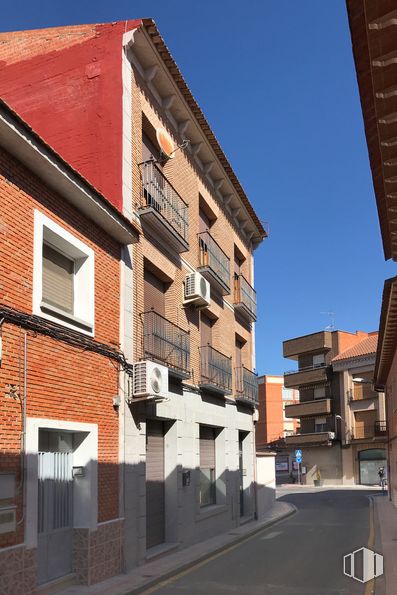 Retail for sale at Calle Santisima Trinidad, 2, Fuensalida, Toledo, 45510 with window, house, brown, building, sky, property, wood, fixture, urban design and road surface around