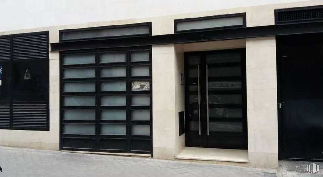 Local en venta en Calle Galileo, Chamberí, Madrid, 28015 con puerta, accesorio, rectángulo, madera, material compuesto, fachada, edificio, puerta de casa, tintes y matices y hormigón alrededor