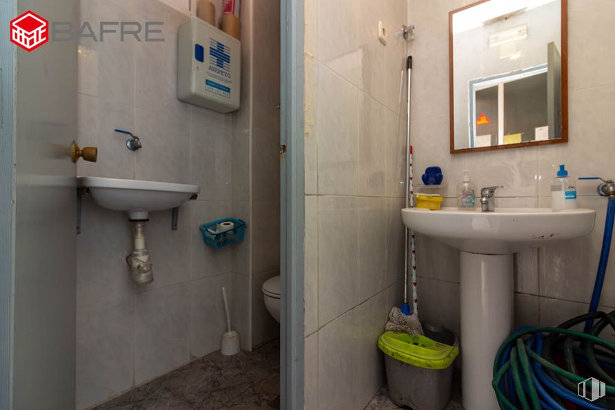 Retail for sale at Calle Peña Veiga, Villa de Vallecas, Madrid, 28031 with mirror, sink, flooring, plumbing fixture, floor, bathroom sink, bathroom, toilet, plumbing and toilet seat around