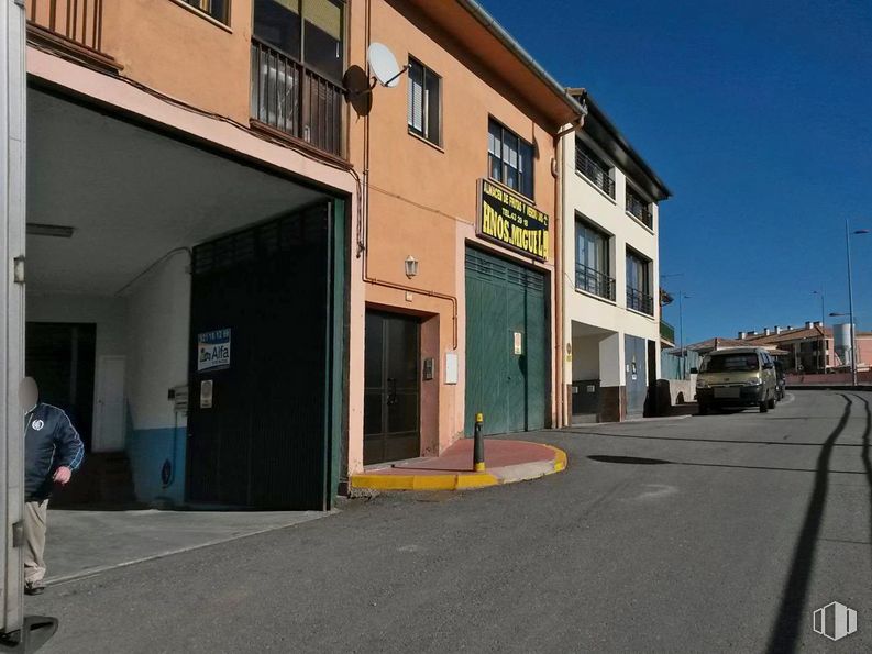 Retail for sale at Carretera Valladolid, La Lastrilla, Segovia, 40196 with person, building, car, property, window, sky, asphalt, road surface, wheel and tire around