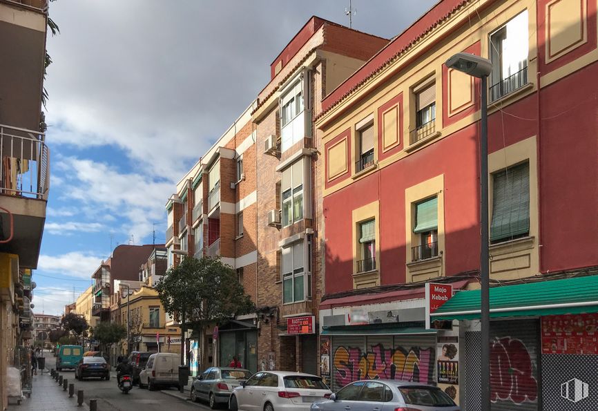 Retail for sale at Avenida Monte Igueldo, 80, Puente de Vallecas, Madrid, 28053 with car, window, building, sky, cloud, wheel, tire, infrastructure, vehicle and mode of transport around