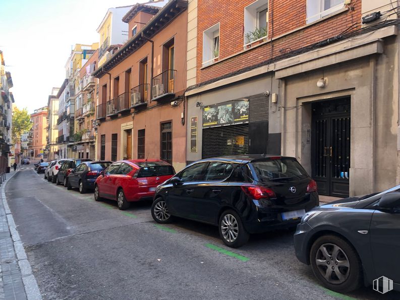 Local en venta en Calle Águila, Centro, Madrid, 28005 con rueda, coche, neumático, vehículo terrestre, vehículo, edificio, ventana, placa de matrícula del vehículo, vehículo motorizado y cielo alrededor