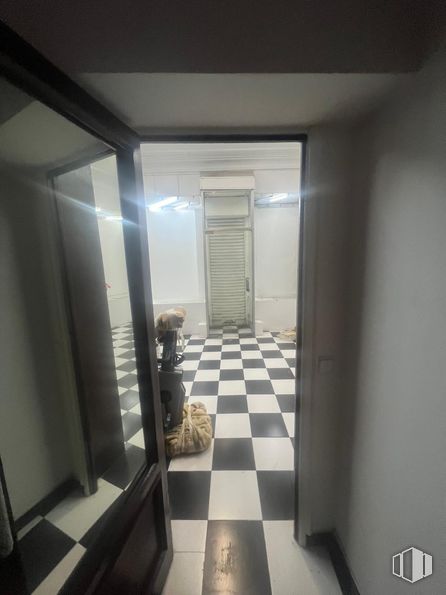 Local en alquiler en Calle Lope de Vega, Centro, Madrid, 28014 con puerta, accesorio, suelos, edificio, suelo, hall, tintes y matices, simetría, suelo de baldosas y madera alrededor