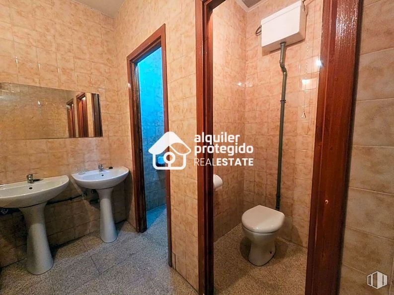 Local en alquiler en Calle Calvario, Getafe, Madrid, 28901 con inodoro, fregadero, espejo, accesorios de fontanería, grifo, propiedad, edificio, cuarto de baño, lavabo y interiorismo alrededor