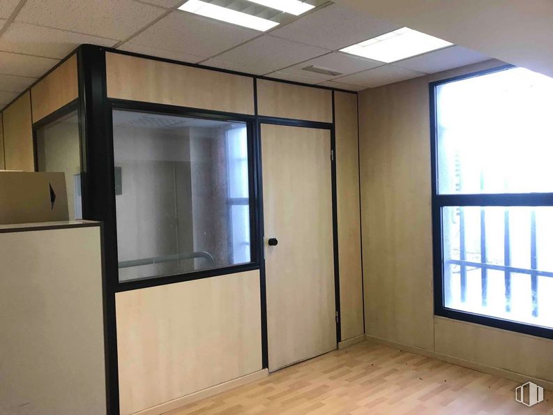 Nave en venta en Ronda Valdecarrizo, Tres Cantos, Madrid, 28760 con puerta, ventana, lámpara, edificio, accesorio, madera, suelos, suelo, hall y sombra alrededor