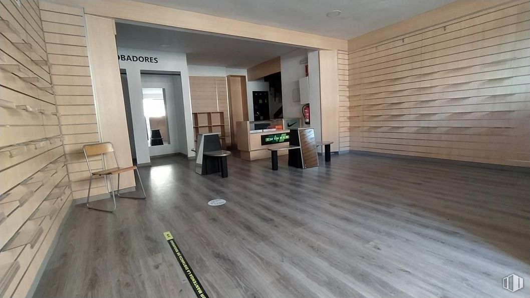 Retail for rent at Zona Centro, Ávila, 05001 with chair, fixture, hall, wood, interior design, floor, flooring, living room, building material and real estate around