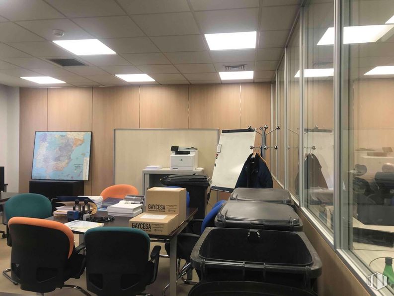 Oficina en alquiler en Zona empresarial, San Sebastián de los Reyes, Madrid, 28700 con silla, equipaje y bolsos, marco, mesa, escritorio, edificio, silla de oficina, pantalla de ordenador, suelos y escritorio del ordenador alrededor