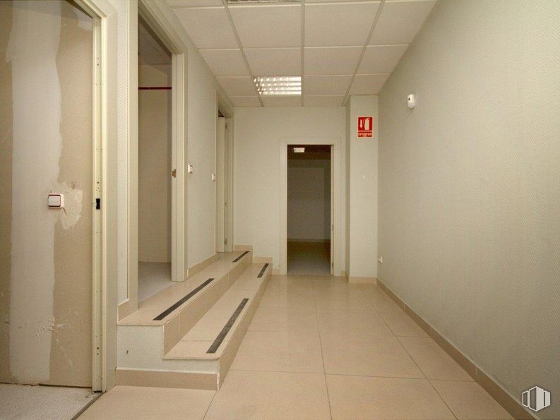 Retail for sale at Calle Carmen, Valdemoro, Madrid, 28340 with fixture, wood, hall, floor, flooring, door, building, ceiling, concrete and hardwood around