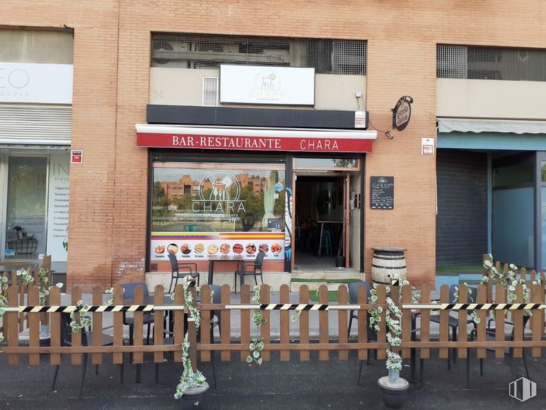 Local en venta en Calle Alegría de Oria, 49, San Blas - Canillejas, Madrid, 28027 con edificio, ventana, casa, pared, fachada, silla, ciudad, toldo, mesa y acera alrededor