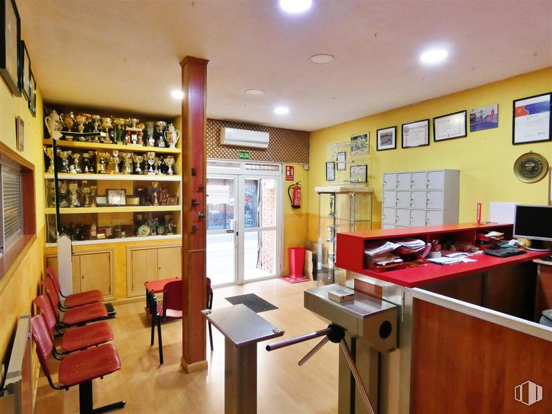 Local en venta en Calle Divino Valles, Alcalá de Henares, Madrid, 28805 con silla, mueble, mesa, estantería, interiorismo, estante, madera, edificio, alacena y cocina alrededor