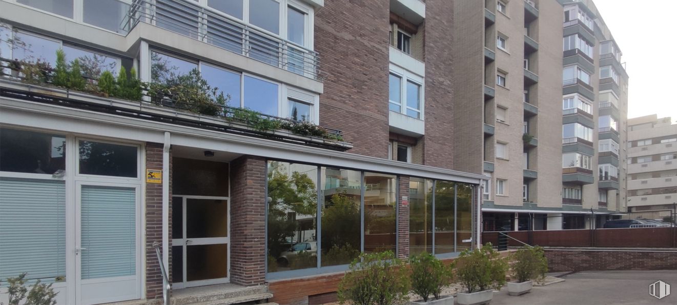 Local en alquiler y venta en Calle Francisco Suárez, Chamartín, Madrid, 28036 con edificio, ventana, planta, accesorio, diseño urbano, condominio, barrio, zona residencial, bienes raíces y fachada alrededor