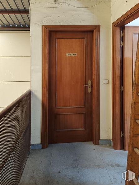 Nave en venta en Calle Puerto del Escudo, Leganés, Madrid, 28914 con puerta, marrón, madera, accesorio, asa, edificio, suelo, suelos, cerrojo muerto y tinte para madera alrededor