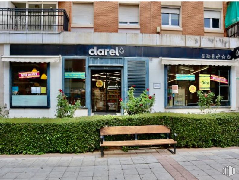 Retail for sale at Calle Alcalá de Henares, Guadalajara, 19003 with bench, plant, building, outdoor bench, window, door, outdoor furniture, sidewalk, facade and city around