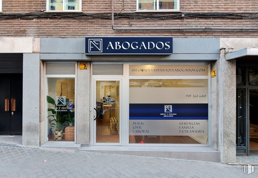 Retail for rent at Calle Segovia, 19, Centro, Madrid, 28005 with window, advertising, sign and home door around