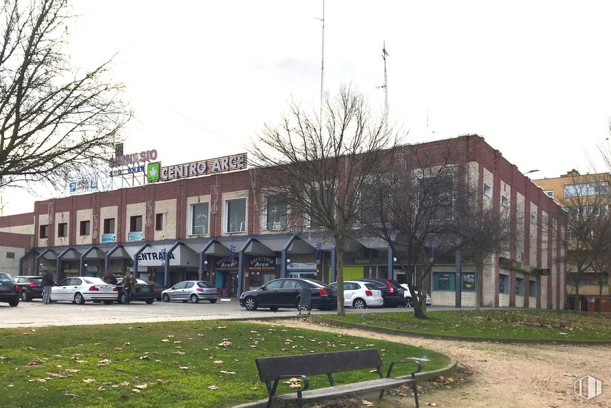 Local en alquiler y venta en Centro Comercial Arce, Calle Cid Campeador, 7, Móstoles, Madrid, 28935 con mesa de trabajo, coche, edificio, planta, cielo, rueda, neumático, vehículo, ventana y árbol alrededor