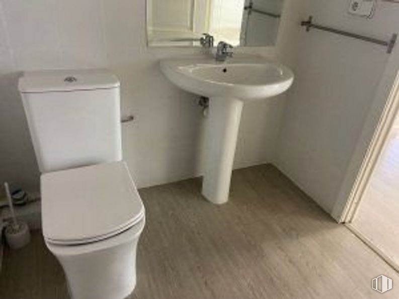 Oficina en alquiler en Calle Nieremberg, Chamartín, Madrid, 28002 con inodoro, fregadero, grifo, propiedad, accesorios de fontanería, espejo, lavabo, cuarto de baño, morado y interiorismo alrededor