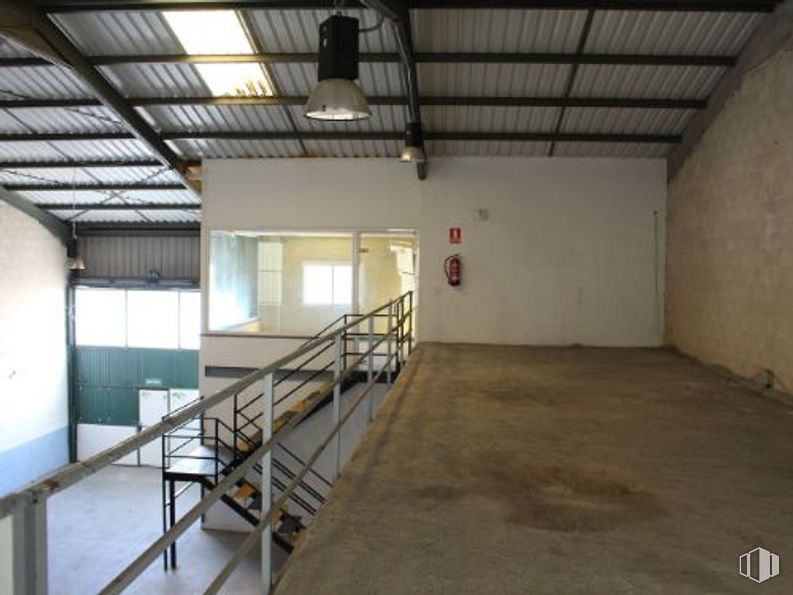 Industrial for sale & for rent at Calle Príncipe de Asturias, Villarejo de Salvanés, Madrid, 28590 with light fixture, building, wood, hall, interior design, flooring, house, floor, beam and real estate around