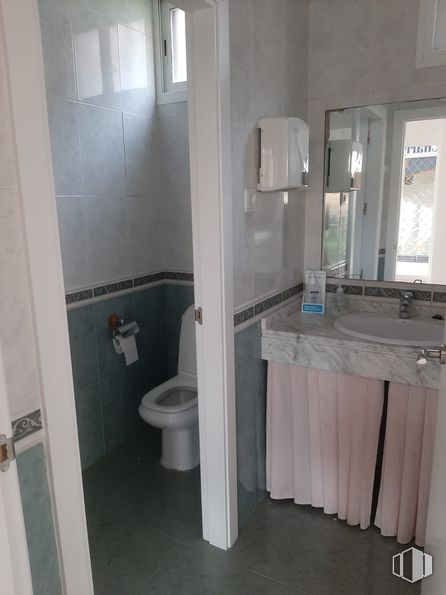 Retail for rent at Calle Ecuador, Majadahonda, Madrid, 28220 with toilet, sink, property, bathroom, mirror, plumbing fixture, building, bathroom sink, fixture and toilet seat around