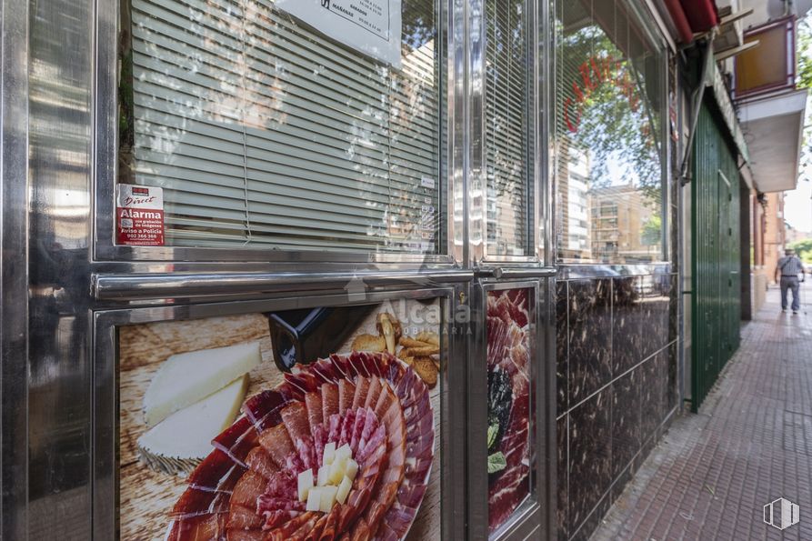 Retail for sale at Zona centro, Alcalá de Henares, Madrid, 28805 with window blind, food, tree, wood, recipe, facade, plant, ingredient, metal and city around