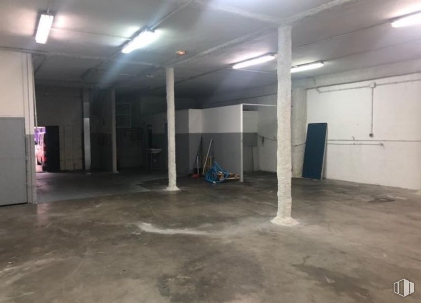 Industrial for sale & for rent at Calle Senda Galiana, 16, Coslada, Madrid, 28820 with light fixture, lighting, flooring, floor, ceiling, basement, hall, parking, fluorescent lamp and parking lot around