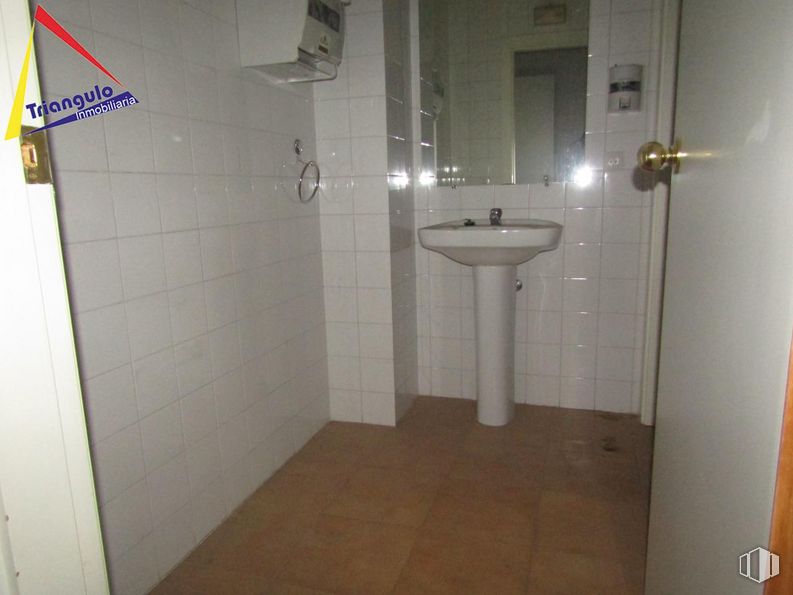 Retail for sale & for rent at Zona El Carmen, Segovia, 40004 with sink, mirror, plumbing fixture, bathroom sink, tap, bathroom, fixture, purple, floor and flooring around