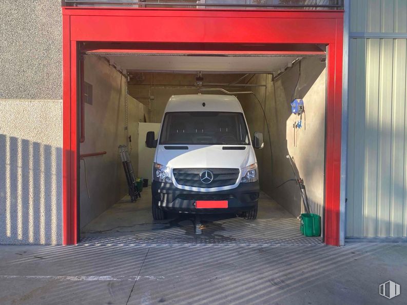 Industrial for sale at Zona Torrejón, Torrejón de Ardoz, Madrid, 28850 with van, automotive parking light, car door, garage, mercedes-benz, parking, commercial vehicle, automotive tail & brake light, automobile repair shop and automotive side marker light around