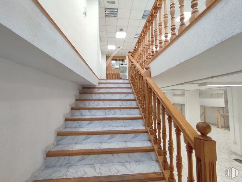 Retail for rent at Zona centro, El Escorial, Madrid, 28280 with fixture, wood, architecture, interior design, window, stairs, flooring, floor, house and building around