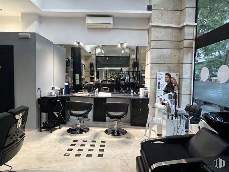 Retail for rent at Calle Guzmán el Bueno, Chamberí, Madrid, 28003 with chair, window, person, furniture, barber chair, interior design, beauty salon, flooring, customer and cleanliness around