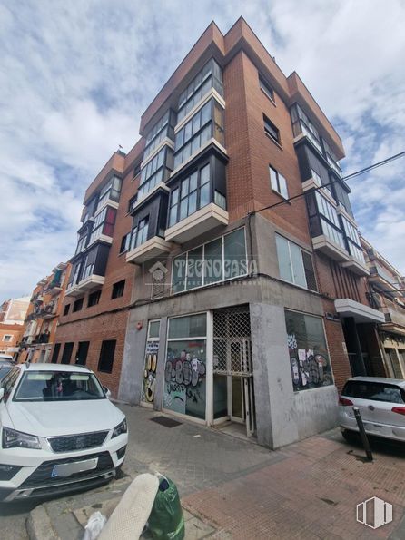 Local en venta en Zona Vista Alegre, Carabanchel, Madrid, 28025 con coche, luz de estacionamiento, nube, cielo, edificio, vehículo terrestre, vehículo, matrícula del vehículo, ventana y capó alrededor