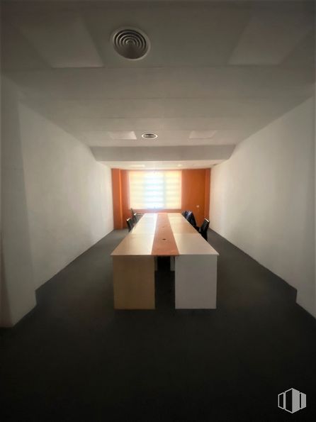 Office for sale & for rent at Polígono Aída, Azuqueca de Henares, Guadalajara, 19200 with table, window, lighting, building, wood, fixture, house, floor, flooring and rectangle around