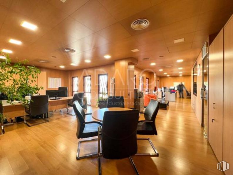 Nave en alquiler en Zona industrial Leganés, Leganés, Madrid, 28914 con silla, mueble, planta, planta de interior, suelos, suelo, edificio, hall, ocio y inmobiliario alrededor