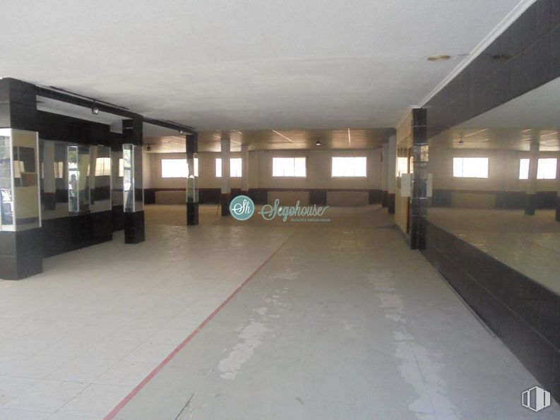 Retail for sale at Zona Obispo Quesada, Segovia, 40006 with building, hall, fixture, flooring, floor, parking, city, house, wood and ceiling around