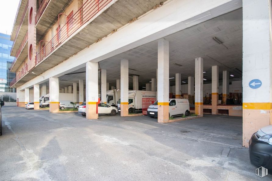 Industrial for sale at Calle Albasanz, 14 B, San Blas - Canillejas, Madrid, 28037 with car, building, property, tire, vehicle, wheel, automotive tire, asphalt, automotive design and road surface around