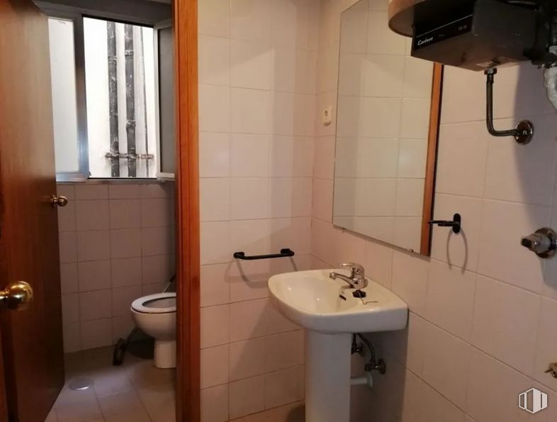 Office for sale at Calle Nueva, Toledo, 45001 with sink, toilet, brown, mirror, plumbing fixture, bathroom sink, tap, property, bathroom and purple around