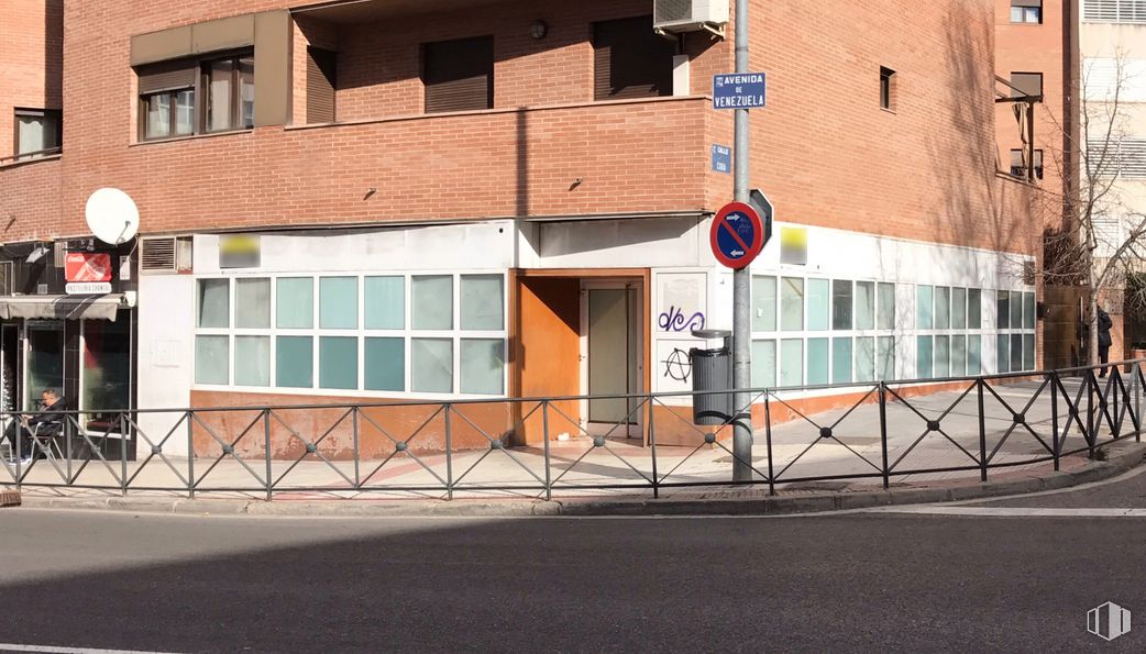 Retail for sale at Calle Cuba, Guadalajara, 19005 with window, building, orange, road surface, house, asphalt, neighbourhood, brick, residential area and urban design around