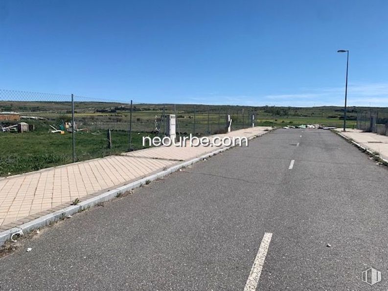 Suelo en venta en Calle Jesús Grande Aparicio, Ávila, 05002 con cielo, superficie de la carretera, asfalto, lote de terreno, alquitrán, luz de la calle, material compuesto, paisaje, horizonte y carretera alrededor