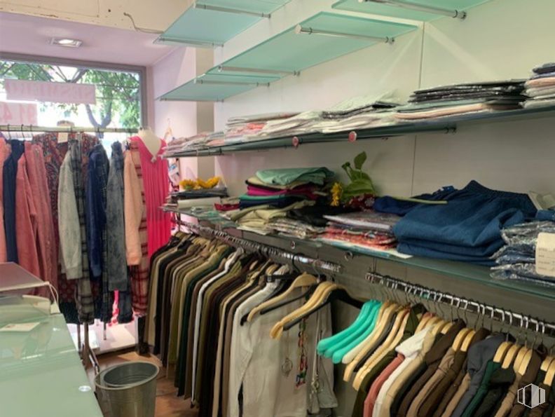 Local en alquiler y venta en Calle Marroquina, Moratalaz, Madrid, 28030 con ropa, mueble, estante, percha, estantería, armario, camiseta, venta al por menor, chaqueta y ropa deportiva alrededor