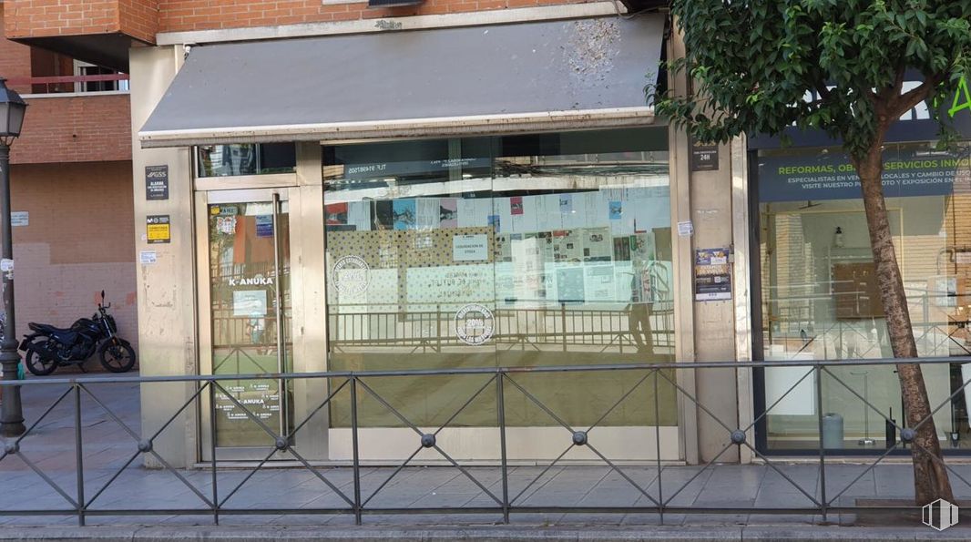 Local en alquiler en Centro, Leganés, Madrid, 28911 con motocicleta, material compuesto, puerta, vidrio, hormigón, acera, sombra, transparencia, publicidad y firmar alrededor