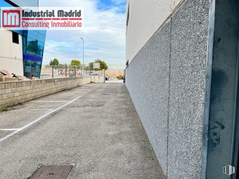 Nave en venta en Polígono Industrial San Fernando, San Fernando de Henares, Madrid, 28830 con edificio, nube, propiedad, superficie de la carretera, asfalto, cielo, neumático automotriz, acera, alquitrán y pared alrededor