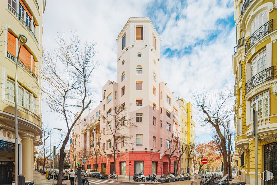 Oficina en alquiler en Calle Marqués Riscal, 11, Chamberí, Madrid, 28010 con edificio, nube, cielo, ventana, propiedad, infraestructura, superficie de carretera, bloque de torre, barrio y rueda alrededor