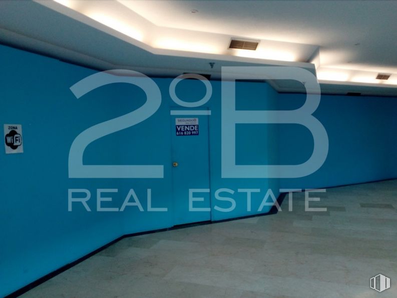 Local en venta en Centro Comercial Arce, Calle Cid Campeador, 7, Móstoles, Madrid, 28935 con azur, suelo, piso, fuente, edificio, gas, azul eléctrico, techo, señalización y logotipo alrededor