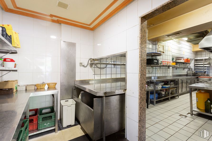 Local en venta en Calle Isabel Colbrand, Fuencarral - El Pardo, Madrid, 28050 con ebanistería, edificio, cocina, interiorismo, fregadero, suelo, suelos, encimera, aparato de cocina y estante alrededor